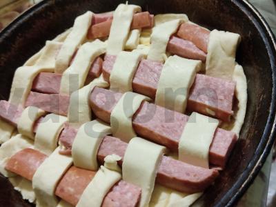 Sluoksniuotos tešlos pyragas su dešra Žingsnis 4