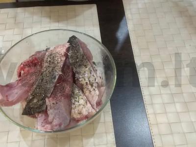 Medaus ir sojos padaže keptas karpis Žingsnis 2