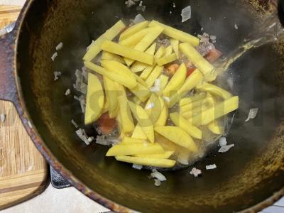 Lagmanas su jautiena ir bulvėmis Žingsnis 5