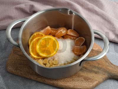 Džiovintų ananasų, mandarinų ir apelsinų kompotas Žingsnis 1