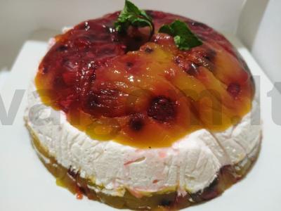 Želė tortas su uogomis ir grietinėle pagrindine nuotrauka