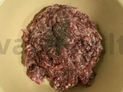 Maltos jautienos kotletai su sūriu Žingsnis 1