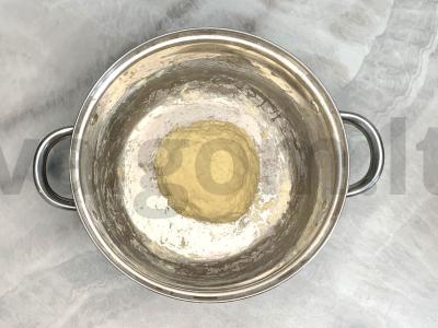Naminė pica su dviejų rūšių dešra, sūriu ir marinuotais agurkais Žingsnis 3