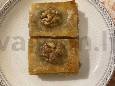 Naminė baklava su medumi pagrindine nuotrauka