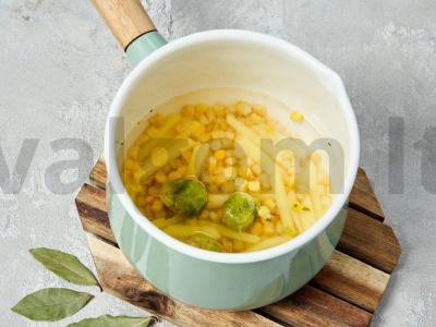 Kukurūzų sriuba su Briuselio kopūstais Žingsnis 1