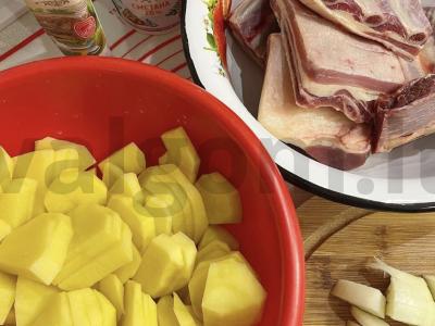 Kepti šonkauliukai su bulvėmis Žingsnis 1