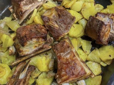 Kepti šonkauliukai su bulvėmis pagrindine nuotrauka