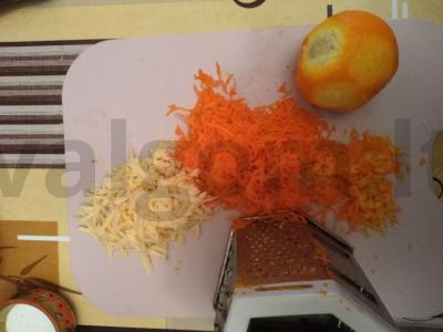 Vitaminum salotos su apelsinais, morkomis ir moliūgų sėklomis Žingsnis 1