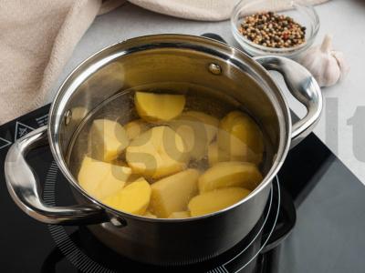 Šaldytų špinatų tyrė su pienu Žingsnis 1