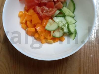 Daržovių salotos "Ryškūs vitaminai" su sūriu ir žalumynais Žingsnis 1