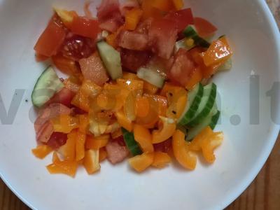 Daržovių salotos "Ryškūs vitaminai" su sūriu ir žalumynais Žingsnis 2