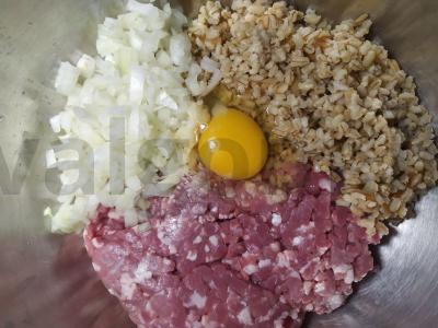 Kepti maltos mėsos kukuliai su perlinių kruopų sriuba Žingsnis 1