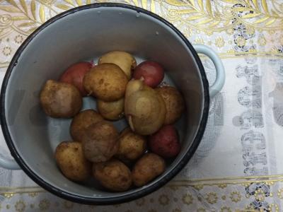 Bulvių košė su dešra ir agurkais Žingsnis 1