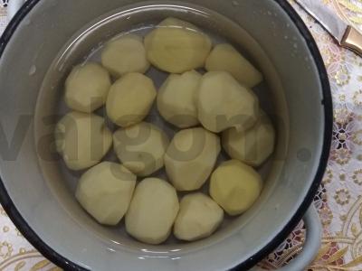 Bulvių košė su dešra ir agurkais Žingsnis 2