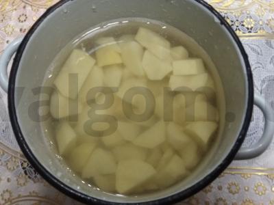 Bulvių košė su dešra ir agurkais Žingsnis 3