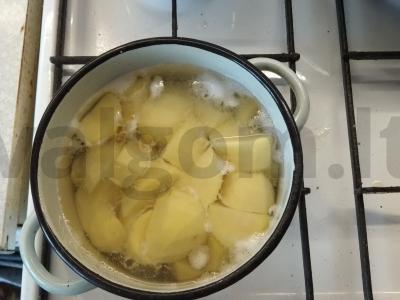 Bulvių košė su dešra ir agurkais Žingsnis 4