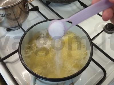 Bulvių košė su dešra ir agurkais Žingsnis 6