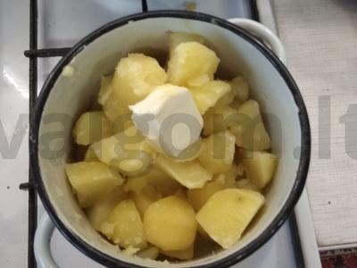 Bulvių košė su dešra ir agurkais Žingsnis 9