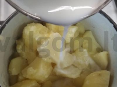 Bulvių košė su dešra ir agurkais Žingsnis 10