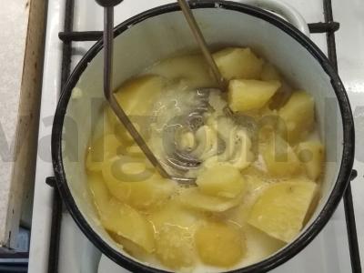 Bulvių košė su dešra ir agurkais Žingsnis 11