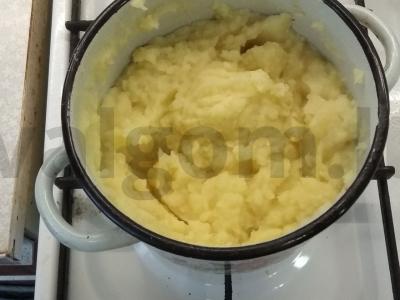 Bulvių košė su dešra ir agurkais Žingsnis 12