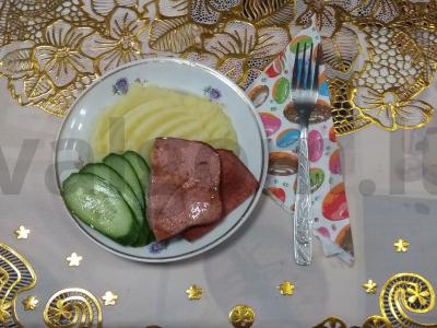 Bulvių košė su dešra ir agurkais pagrindine nuotrauka