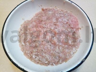 Švelnūs kalakutienos kukuliai su ryžiais pomidorų padaže Žingsnis 1