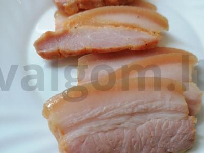 Naminė kiaulienos krūtinėlė aštriuose prieskoniuose pagrindine nuotrauka