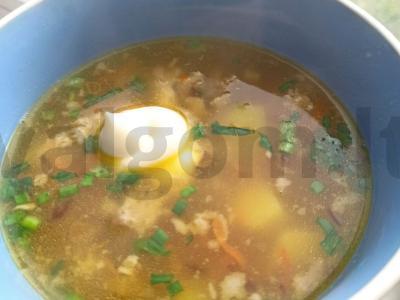Žirnių sriuba su daržovėmis ir kiauliena su kaulu pagrindine nuotrauka