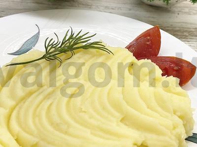 Bulvių košė su kiaušiniu, sviestu ir pienu pagrindine nuotrauka