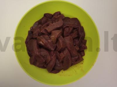 Kefyre troškintos jautienos kepenys Žingsnis 1