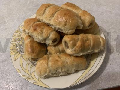 Dešrelės iš kvietinių miltų mielinės tešlos pagrindine nuotrauka