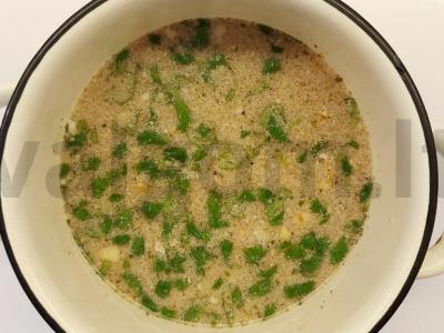 Pikantiškos vyšninių pomidorų ir agurkų salotos su graikinių riešutų padažu Žingsnis 1