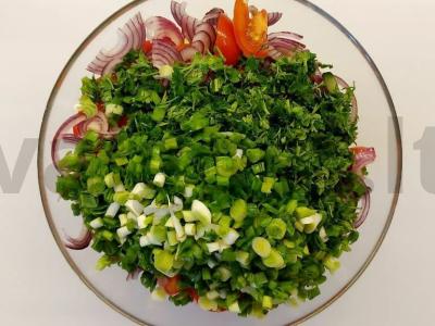 Pikantiškos vyšninių pomidorų ir agurkų salotos su graikinių riešutų padažu Žingsnis 2