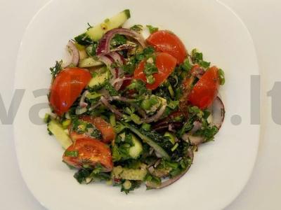 Pikantiškos vyšninių pomidorų ir agurkų salotos su graikinių riešutų padažu pagrindine nuotrauka