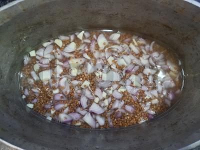 Grikiai su svogūnais keptuvėje Žingsnis 4