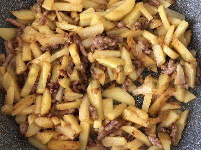 Keptos bulvės su malta mėsa pagrindine nuotrauka