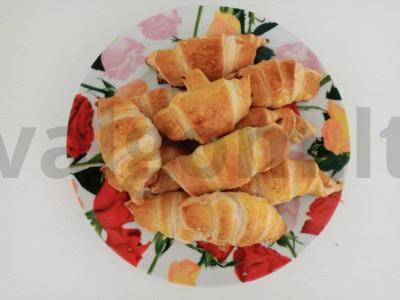 Pikantiški mini kruasanai su kumpiu ir sūriu pagrindine nuotrauka