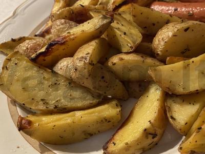 Bulvių skiltelės orkaitėje pagrindine nuotrauka