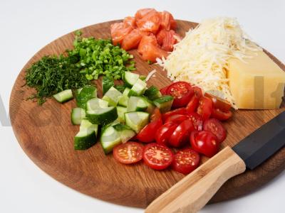 Salotos su raudona žuvimi ir agurkais Žingsnis 1