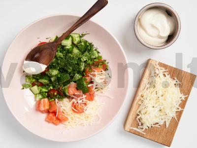 Salotos su raudona žuvimi ir agurkais Žingsnis 2