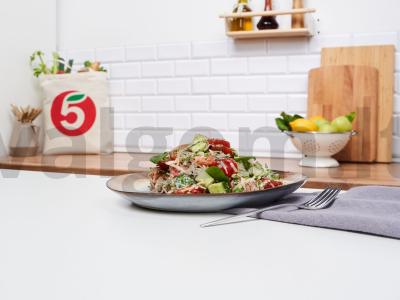 Salotos su raudona žuvimi ir agurkais pagrindine nuotrauka