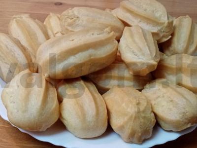Oro eklerai su kremu pagrindine nuotrauka