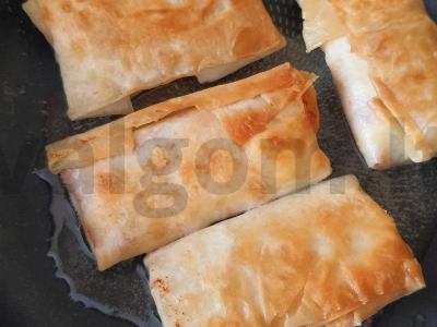 Pirštus laižantys pitos pyragėliai su kiaušiniu, sūriu ir pomidorais Žingsnis 6