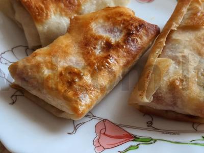 Pirštus laižantys pitos pyragėliai su kiaušiniu, sūriu ir pomidorais pagrindine nuotrauka