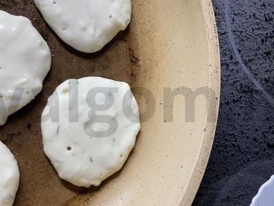 Fritters ant rūgštaus kefyro su sūriu ir česnaku Žingsnis 2
