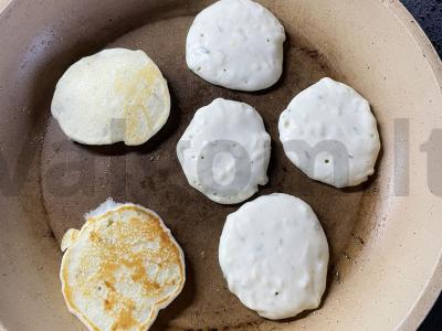 Fritters ant rūgštaus kefyro su sūriu ir česnaku Žingsnis 3