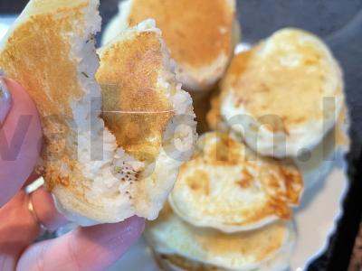 Fritters ant rūgštaus kefyro su sūriu ir česnaku pagrindine nuotrauka