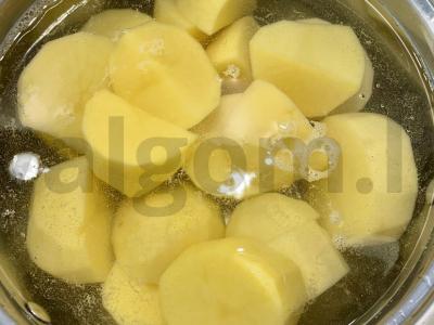 Bulvių troškinys su malta mėsa, grybais ir Provanso žolelėmis Žingsnis 1