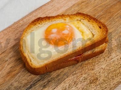 Sumuštinis su keptu kiaušiniu ir karbonadu Žingsnis 6